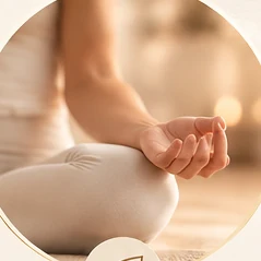 Achtsame Meditation mit geöffneter Hand
